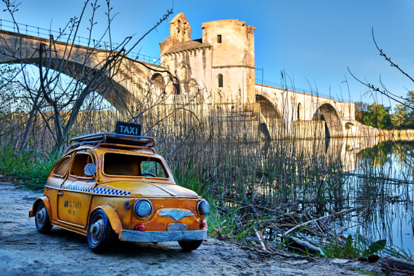 Taxi zur Brücke Le Pont, Avignon, Frankreich